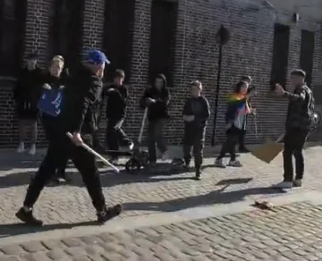 CrazyZdzich - @Niesondzem: Bosak pozuje na kulturalnego człowieka, jest ładnie ubrany...