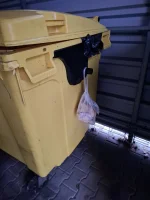 mdlejtecole - Ktoś powiesił chleb na śmietniku, bo wyrzucić nie wolno, ale zostawić t...
