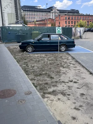 2mad4u - @widzialapan już trzyma, na miejscu dla inwalidów czyli się zgadza. Inwalidó...