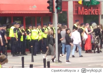 CipakKrulRzycia - #paradarownosci #warszawa chłop chciał kupić wodę a tu kolejka