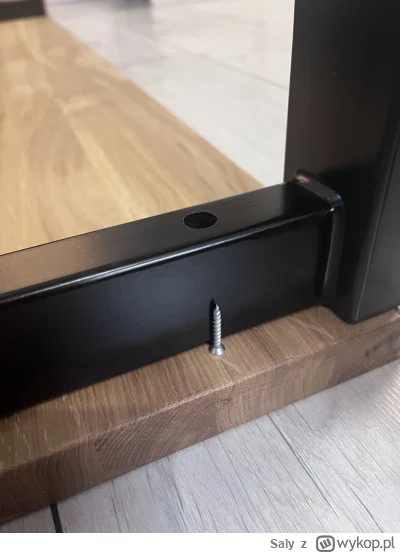 Saly - W jaki sposób wkręcić taki krótki wkręt przez tak wąską i wysoką dziurę? Co ni...