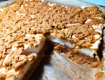 arinkao - Szarlotka z bezą. 
Podwoiłam składniki z przepisu i zrobiłam całą blachę.

...