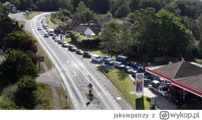 jaksiepatrzy - Kolejka samochodów do stacji benzynowej po drodze do Chorwacji

Ciekaw...