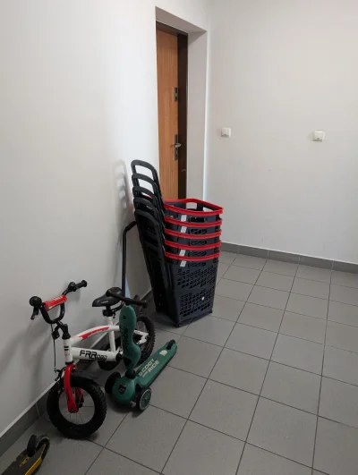 mattttx - Może jeszcze wózek sobie weźcie do tego. #krakow #patologiazmiasta #polskie...