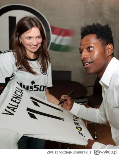 ZlyCzarodziejRumburak - @Besalama: nie ważne skąd, ważne że czarny :D