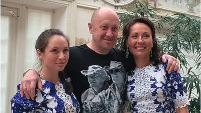 zafrasowany - Prigożyn w koszulce z Szojgu i Putinem ( ͡° ͜ʖ ͡°) Obok żona i córka. P...