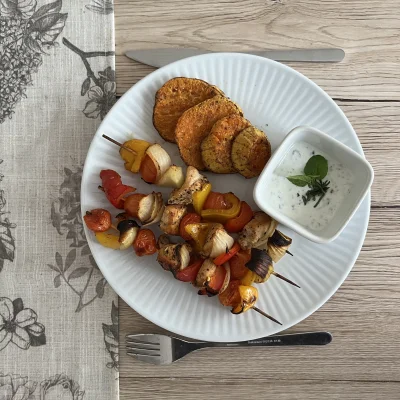 WielkiPowrut88 - Chłopska kolacja 
Szaszłyki z kurczakiem, cebula, papryka i pomidork...