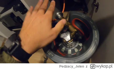 Pedzacy_Jelen - Stary chłop w szoku, że po tankowaniu butli, gaz LPG to Luźno Przelew...