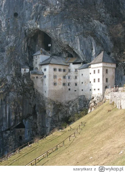 szarytkarz - Predjamski Grad to czteropiętrowy zamek wbudowany w ponadstumetrową skał...