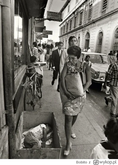 Bobito - #fotografia #salwador #bieda #dzieci

Kobieta patrzy na dziecko śpiące w kar...