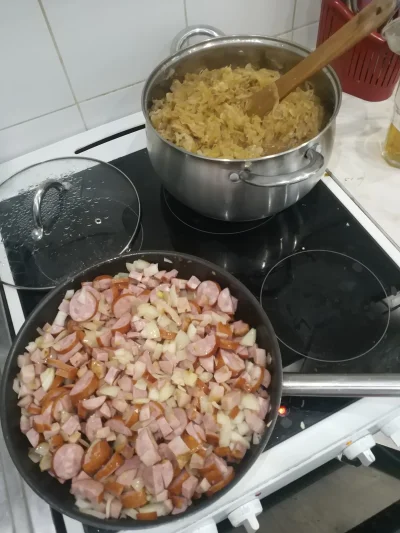 Itslilianka - Chlopecek se gotuje bigos 1 raz. Narazie wygląda to nieźle #gotujzwykop...