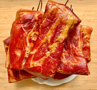 Ledeburyt_ - Boczek peklowany na sucho 18 dni z liściem laurowym i czosnkiem. 

Wędzo...