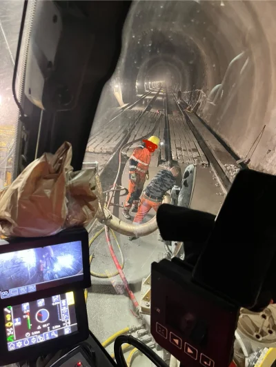 Mjut93 - Dobrze chłopaki robią. (⌐ ͡■ ͜ʖ ͡■)
#pracbaza #koparka #tunele