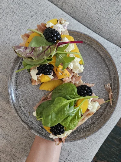 pypowicz - Dzisiaj pinsa smaki lata.
Pinsa. Burrata. Zielone listki. Brzoskwinia karm...