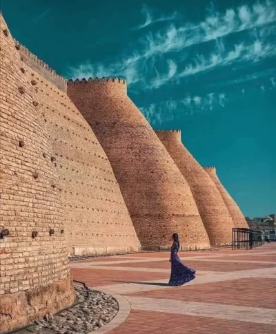 Loskamilos1 - Mury fortecy zlokalizowanej w mieście Buchara na terenie Uzbekistanu, o...