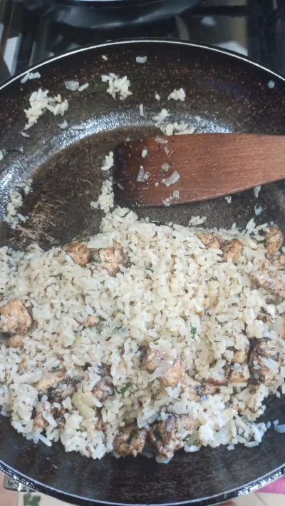 tzv_alternator - #gotowanie #gotowanietomojapasja 
smażony ryż z kurczakiem w marynac...