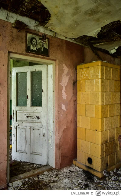EvELina30 - https://youtu.be/SXjblBi5v9Y

Eksploracja opuszczonego domu ukrytego pomi...