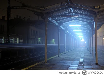 rozdartapyta - Czekasz na pociąg do powiatowego letnim, wilgotnym rankiem