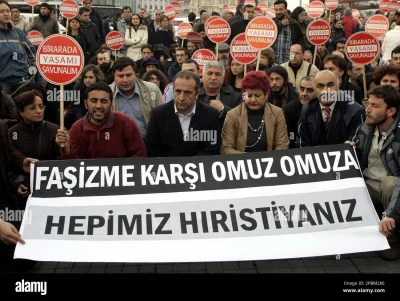 deeprest - @JanuszGPT: masz, tutaj muzulmanie - Turcy z tabliczka Wszyscy jestesmy Ch...