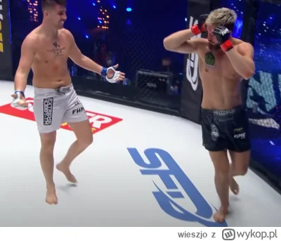 w.....o - @MidnightMaximum: w każdej walce dosłownie robi