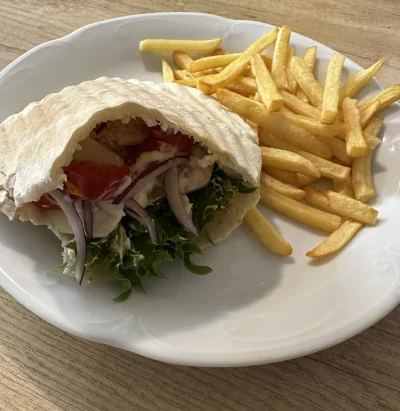 BlackSlip - Chlebek Pita z mięsem a la kebab i warzywami plus sosy ʕ•ᴥ•ʔ fryty mrożon...