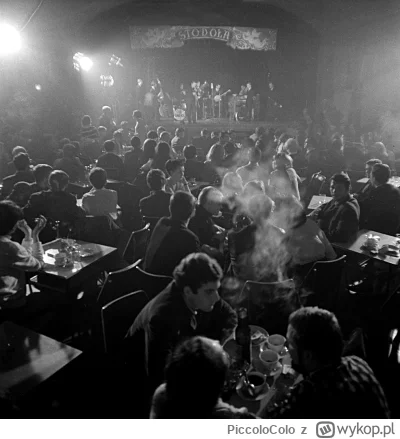 PiccoloColo - On między wódką a powrotem do domu
Ja pomiędzy kłótnią
I nagle on, wska...