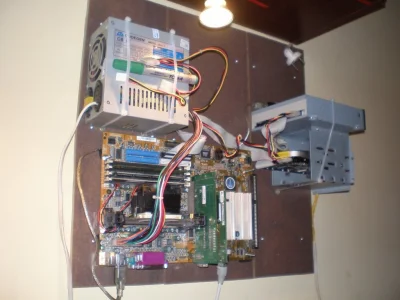 faxepl - >w "tamtych czasach" każdy pro it guy miał otwarta obudowę :D

@teperkov: ja...