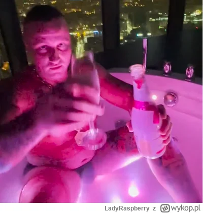 LadyRaspberry - @szyderczy_szczur zdrówko.
SPOILER