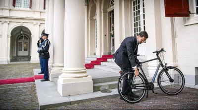 chemikkieszyk - @Matiasde_Bur: Mark Rutte. Dalej jeździ rowerem.