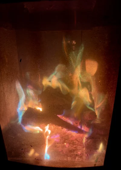 asdfghjkl - Fajne kolorki w kominku gdy pali się oponami ( ͡º ͜ʖ͡º) 
SPOILER
#takapra...