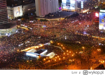 Lrrr - Na zdjęciu garstka polaków a teraz na ulicach warszawy protestuje 300k xD #bek...