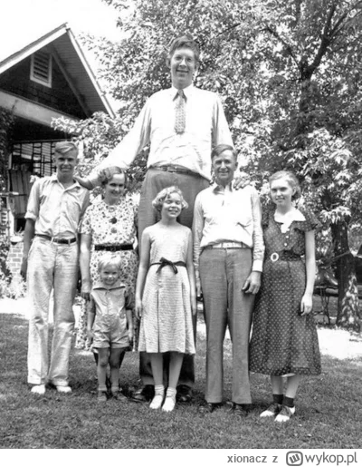 xionacz - Najwyższy człowiek na świecie (2.72m), Robert Wadlow. Z rodziną w 1935 roku...