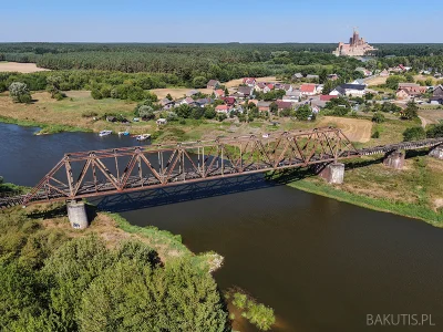 rychu-nalepa - To byly zaniedbane stawy po byłym PGR.Zamek powstał, na sztucznej wysp...