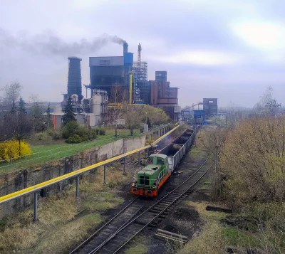 sylwke3100 - Koksownia Bytom.

Lokomotywa typu kaczka manewruje sobie z wagonami na b...