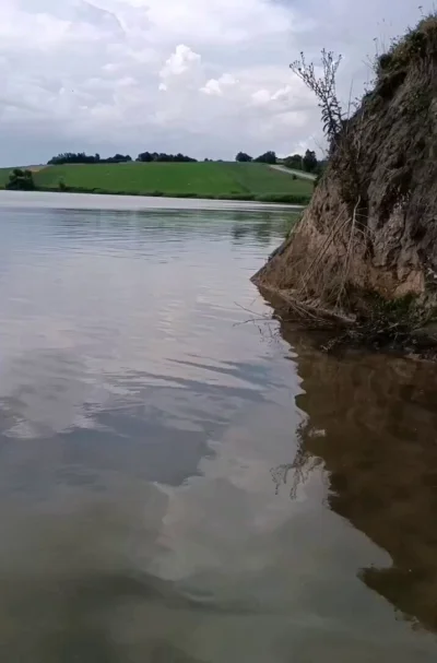 X.....x - Mogiła odkryta przez to, że  woda podmywała brzeg. 
Nikt sobie nic z tego n...