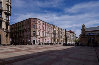 Fennrir - @Ka4az
No tak te kamienice wyglądają obecnie. W PRLu zlikwidowano balkon w ...