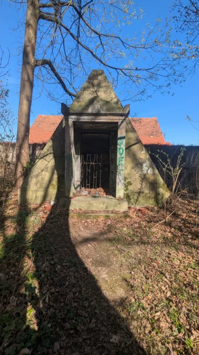 Kutang-Pan - -Pojedziemy do Egiptu zobaczyć piramidy?
-Mamy piramidę w domu.
Piramida...