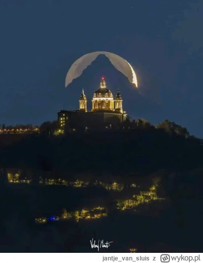 jantjevansluis - niesamowite ujęcie Bazyliki Superga w Turynie na tle szczytu Monviso...