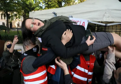 Trzesidzida - Nikt:
Centaury niosące Dolores Umbridge

#harrypotter