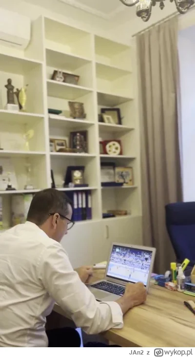 JAn2 - Cóż za szczerość emocji, zero ustawki czysty spontan XD

Morawiecki ma chyba j...