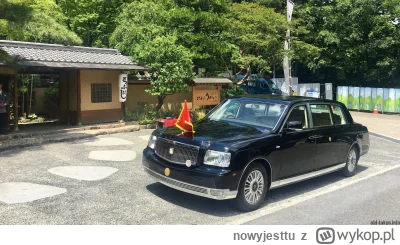 nowyjesttu - Samochód japońskiej rodziny cesarskiej zaparkowany przed luksusową restu...