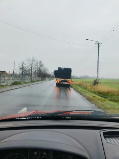 RedBulik - Tak se dzisiaj 10km jechałem za cepem przeładowanym, metalowe stelaże. W b...