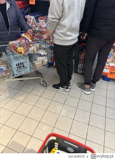 szczeki32 - Gość ok 24 lat z lichym zarostem mi się drze że KOLEJKA a stał 20m dalej ...