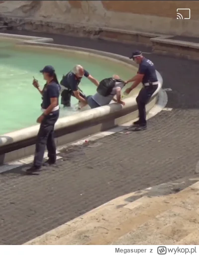 Megasuper - Polacy weszli do fontanny di trevi i policja musiała ich wyjmować