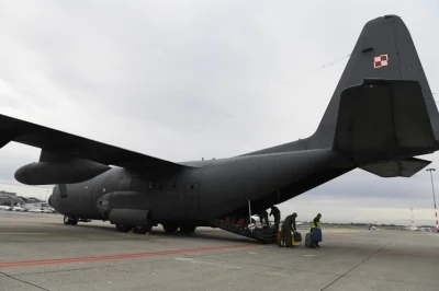 neettonadzieja - Zawsze mnie ciekawiło po co C130 ma te liny między ogonem a dziobem?...