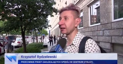 wersre - Podobny do tego "przypadkowego przechodnia". Może jakaś rodzina?