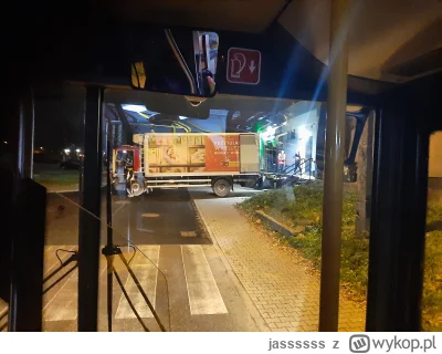 jassssss - Czy tak się rozładowuje towar do biedronki?To jakiś nowy standard?