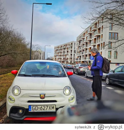 sylwek2k - >Szkoda ze zamazany dziub, laska ma chyba źrenice jak pinezki.¯

@HeniekZP...