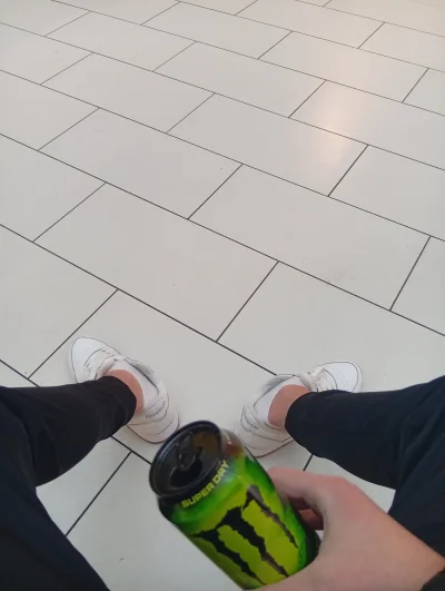 Robert_robinson - Trukel siedzi w galeri i pije se monsterka no bo co 
#przegryw