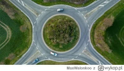 MaxWalonkoo - Czy wjeżdżając na skrzyżowanie o ruchu okrężnym, celem jest zjechanie n...